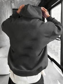 男士休闲简约纯色袋鼠口袋抽绳连帽衫，适合日常通勤、秋冬季穿着