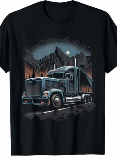 Camión de gran tamaño avanzando por una carretera nocturna rodeada de montañas imponentes bajo un cielo estrellado y luna llena que evoca aventura y libertad camiseta de hombre 100% algodón