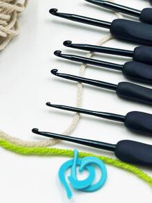 4件套蓝色钩针套装，包含1个硅胶柄钩针、1根7厘米蓝色塑料针、2个蓝色记号扣，一套完整的初学者钩针工具套装。 - 藏蓝色 - 查看 2
