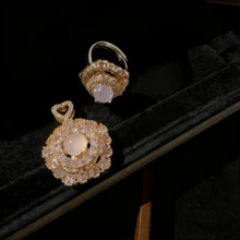 360°旋转花朵造型项链戒指套装，时尚配饰，派对装扮和日常佩戴的点睛之笔，圣诞节奢华礼物之选，创意首饰盒和旅行收纳包，女孩必备