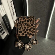 猎豹纹奢华经典豹纹手机壳，配花朵手链，兼容三星 Galaxy ZFlip7、ZFlip6、ZFlip 5，防震后盖 - 棕 - 查看 1