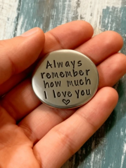 1PC Minimalist Vintage Niche Stainless Steel Lucky Pocket Coin, Sentimental Companion With Hand-Stamped 'Always Remember' Message – Ideal For Daily Wear, Outfit Accent, Gifting To Friends, Students & Colleague