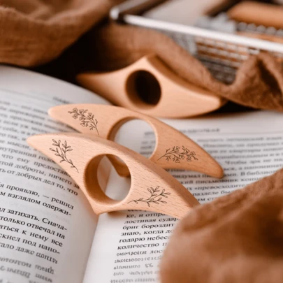 Kẹp trang sách ngón tay cái cá nhân hóa - Dấu trang có thể tùy chỉnh tên - Vòng đọc sách bằng gỗ đeo ngón tay cái - Quà tặng thủ công, Quà tặng cho người yêu sách, Quà tặng cho bạn bè, Kẹp trang sách bằng gỗ, Dấu trang, Kẹp trang sách ngón tay cái, Dấu trang có thể tùy chỉnh, Phụ kiện sách, Kẹp trang sách, Quà tặng sách độc đáo, Quà tặng có thể tùy chỉnh, Quà tặng đọc sách, Quà tặng cho người đọc, Trang trí góc đọc sách, Kẹp trang sách ngón tay cái