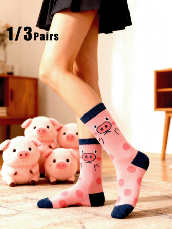 1/3双可爱粉色小猪图案中筒袜，时尚透气，舒适百搭，适合所有季节，尤其适合秋冬季节。