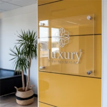 1件定制时尚亚克力商业标牌，个性化地址牌，办公室创意展示牌，店面招牌，可印制您的Logo，亚克力材质