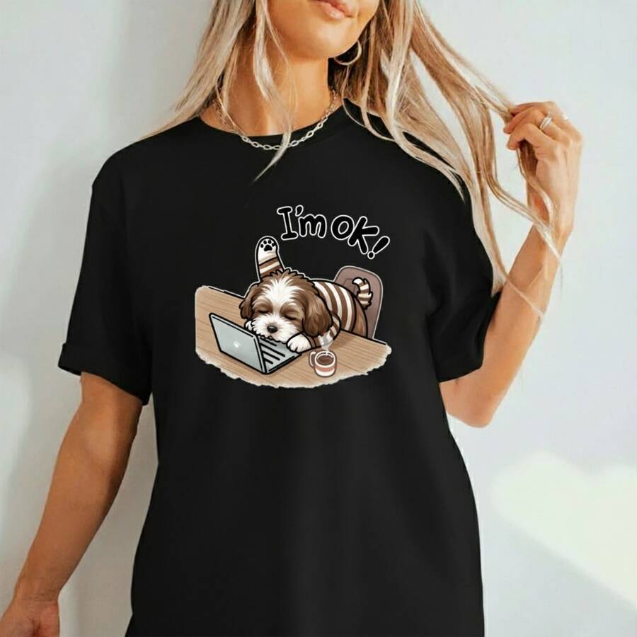 Camiseta Feminina - Estampa Cachorrinho fofo Na Mesa De Computador Dizendo - I´M OK  { Estou Bem } -Qualidade Em Cada Fio e Estilo Em Uma Só Peça - Preto - Visão 1