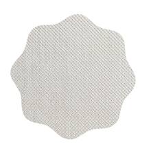 Kit 8 peças Jogo Americano de Mesa Com Porta Copos Para Mesa Posta - Sousplat Bordas Onduladas Formato Flor - Magnolia - Cinza Claro - Visão 9