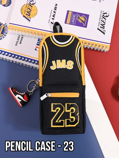 Estuche retro NBA Michael Jordan #23 negro, diseño vintage inspirado en la leyenda (base totalmente negra + detalle dorado #23 + elementos del equipo), piel sintética resistente al desgaste y a los arañazos, cierre magnético + almacenamiento multicapa (compartimento principal + ranuras elásticas para bolígrafos + bolsillo de malla), compacto, portátil y compatible con mochilas, estética deportiva clásica, ideal para organizar la escuela, la oficina o el escritorio, regalo coleccionable para fans de Jordan (estudiantes, adolescentes y adultos).