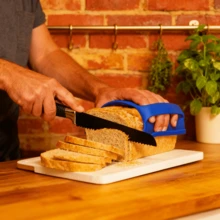 厨房专用多功能硅胶防滑隔热夹，采用硅胶材质，耐高温，即使手烫也能保持舒适。是家庭厨房烘焙烹饪的必备工具，具有防滑、稳固防掉落的特性。 - 彩色 - 查看 1