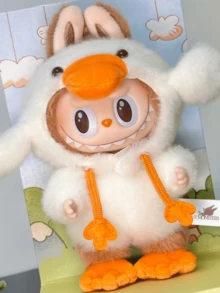 Pop Mart Labubu THE MONSTERS 森林童话系列挂卡毛绒娃娃，Labubu 身穿白色服装，橙色鸭嘴帽和脚套，棕色兔耳发箍，有着大大的圆眼睛和锋利的牙齿，带有品牌挂环，做工精细，设计独特可爱，是森林仙子主题的收藏品，非常适合 THE MONSTERS 的粉丝、收藏家和送礼者。 - 橘色 - 查看 5