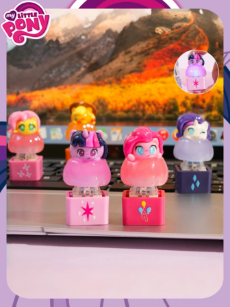  1 st. ny My Little Pony-nyckelring, lysande rolig stressavlastande dekorationspresent, unisex ryggsäcksnyckelring med hänge, bäst för dekoration med feststämning, perfekt present till vänner, prisvärd daglig konstdekoration, ekonomisk heminredning, rumskonstdekoration, nyårspresent