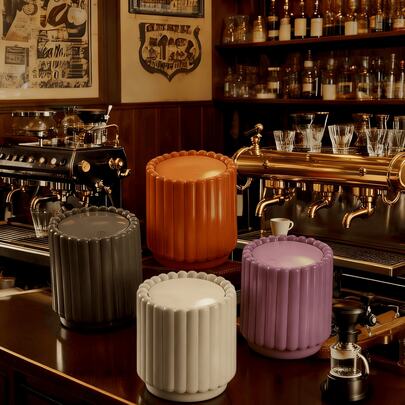 创意迷你向日葵桌面垃圾桶，带盖弹簧式垃圾桶，小型带盖垃圾桶，办公垃圾桶，车载垃圾桶，浴室带盖垃圾桶，迷你塑料垃圾桶。这款带盖垃圾桶无需用电，适合存放物品，多种颜色可选。