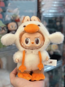 Pop Mart Labubu THE MONSTERS 森林童话系列挂卡毛绒娃娃，Labubu 身穿白色服装，橙色鸭嘴帽和脚套，棕色兔耳发箍，有着大大的圆眼睛和锋利的牙齿，带有品牌挂环，做工精细，设计独特可爱，是森林仙子主题的收藏品，非常适合 THE MONSTERS 的粉丝、收藏家和送礼者。 - 橘色 - 查看 9