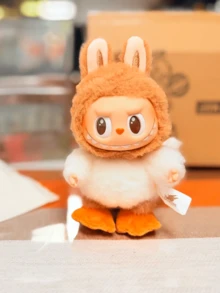 Pop Mart Labubu THE MONSTERS 森林童话系列挂卡毛绒娃娃，Labubu 身穿白色服装，橙色鸭嘴帽和脚套，棕色兔耳发箍，有着大大的圆眼睛和锋利的牙齿，带有品牌挂环，做工精细，设计独特可爱，是森林仙子主题的收藏品，非常适合 THE MONSTERS 的粉丝、收藏家和送礼者。 - 橘色 - 查看 8