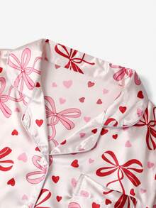 蝴蝶结和心形图案短款睡衣套装 - 短袖纽扣上衣和裤子，柔软缎面睡衣，可机洗，可外穿 - 粉色 - 查看 3