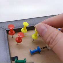 Pack de Chinchetas de Colores para Corcho – Set de Tachuelas Metálicas con Cabeza Plástica Multicolor, Ideales para Fijar Notas, Fotos y Recordatorios en Tableros, Oficinas, Escuelas o el Hogar, con Diseño Resistente y Duradero - Multicolor - Ver 3
