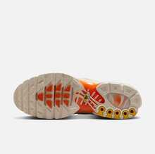Nike 新款复古波浪 TPU 气垫缓震轻便舒适男士训练跑步鞋，Air Max Plus 气垫，耐磨橡胶外底经典款，适合日常通勤，幻影灰白橙百搭街头风运动鞋，必备单品 DM0032-019 - 米白橙 - 查看 4