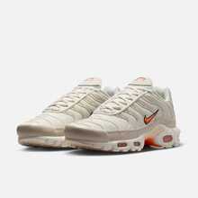 Nike 新款复古波浪 TPU 气垫缓震轻便舒适男士训练跑步鞋，Air Max Plus 气垫，耐磨橡胶外底经典款，适合日常通勤，幻影灰白橙百搭街头风运动鞋，必备单品 DM0032-019 - 米白橙 - 查看 1