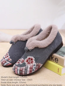 2024冬季新款绣花前一脚蹬防滑保暖软底中老年妈妈鞋