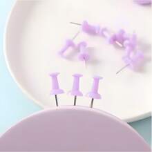 Pack de 35 Chinchetas en Colores Rosa, Morado y Verde – Puntería Firme y Cabeza de Color Brillante, Ideales para Pizarras, Corchos, Manualidades, Oficina y Decoración; Accesorios Resistentes, Seguros y de Uso Versátil - Lila Púrpura - Ver 3