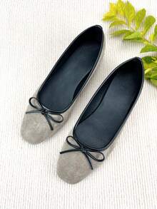 女士浅灰色蝴蝶结装饰芭蕾平底鞋，高品质浅灰色天鹅绒材质，休闲舒适，优雅的法式软底一脚蹬乐福鞋，适合搭配连衣裙、通勤和办公穿着，四季皆宜，舒适百搭。