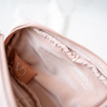 Valentino 女士礼品推荐：奢华品牌化妆包、旅行化妆品收纳包 - 完美的生日、节日礼物 - 粉色 - 查看 4