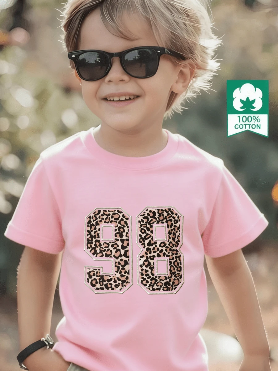 Esta nueva camiseta de manga corta para niñas, 100% algodón, luce modernos estampados de dibujos animados y un corte holgado, informal y versátil. Confeccionada con un tejido suave y delicado con la piel, es suave con la piel sensible de tu hija, permitiéndole libertad de movimiento y comodidad durante reuniones familiares, actividades escolares o juegos al aire libre. - Rosa - Ver 1
