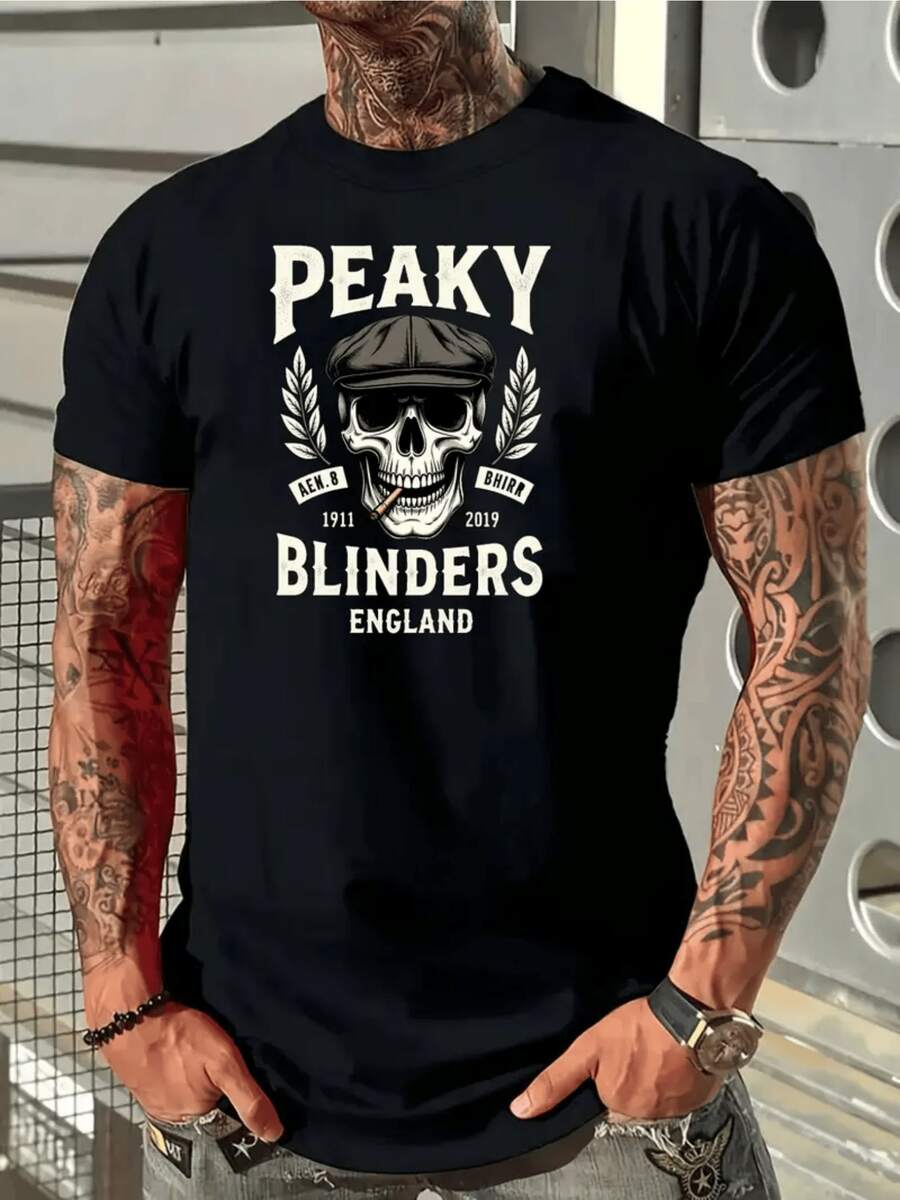 Tshirt Mit Schädel Und Barett Verziert Von Lorbeerkränzen Sowie Der Aufschrift Peaky Blinders England Ein Symbol Für Stärke Und Britische Tradition Sowie Humor Und Respektvolle Eleganz Herren Tshirt - Schwarz - Übersicht 1