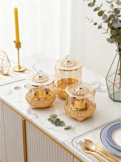 Bocal à bonbons doré élégant avec couvercle - Décoration de maison et de fête, boîte de rangement pour collations, bocal de rangement en plastique rond avec base décorative, parfait pour ranger les bonbons, les noix et les petits articles, bocal à collations de fête | Design de base décoratif | Bocal en plastique durable, rangement pour bonbons