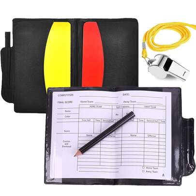 Domarkortset, sportdomarkit, fotbollsvisselpipa med röda och gula kort och plånbok, poängblad, penna, tillbehör för fotboll, fotbollsmatch, sporter.