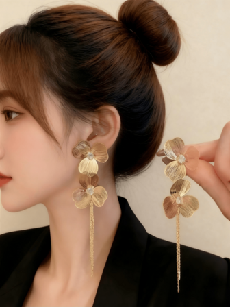 一对奢华花朵水钻流苏耳环，优雅迷人的金色耳环，适合女性佩戴，百搭饰品，适合正式场合、婚礼、派对，也是送给她的好礼物。