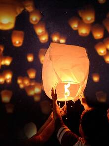 椭圆形纸灯笼/天灯/许愿灯，采用阻燃材料制成。写下你的愿望，让你的梦想飞翔。这些灯笼能营造浪漫的氛围。 - 彩色 - 查看 2