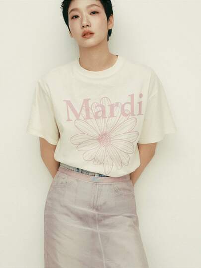 1枚のプリントシャツは綿50%とポリエステル50%で作られ、重さは220グラムしかありません。 クールなプリントアルファベットデザインが特徴のレディースシャツ、Realistic Fashion Style, Soft Lines, Short-haired Woman in-shirt and Light Pink Skirt