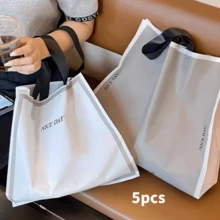 50个塑料服装手提袋，女士购物袋，英文字母图案包装袋，加厚防水便携大容量手提包；户外旅行日常必需品手提包。高端包装袋，可重复使用包装袋，适用于情人节、新年、婚礼、派对、购物、生日礼物、聚会礼物等场合。 - 彩色 - 查看 8