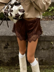 Women Lace Trim Satin Silk Shorts Y2K Patchwork Silky Mini Shorts Elastic Waist Pajama Slip Bottoms Boxer - 紅棕色 - 查看 2