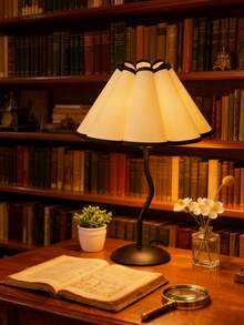 1个USB供电的现代复古风格创意高端简约装饰灯，适用于卧室床头柜、书桌装饰