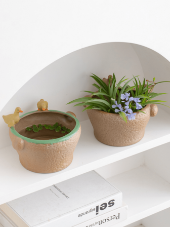 这款复古风格的宽口陶瓷花瓶，适合水培植物，例如金钱草和水仙花。是客厅插花和摆设的理想之选。套装还包含一个可爱的鸭子造型陶瓷花瓶。这款水培花瓶完美契合复古乡村风格，是馈赠佳品。