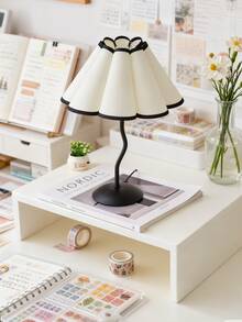 1个USB供电的现代复古风格创意高端简约装饰灯，适用于卧室床头柜、书桌装饰