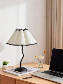 1个USB供电的现代复古风格创意高端简约装饰灯，适用于卧室床头柜、书桌装饰