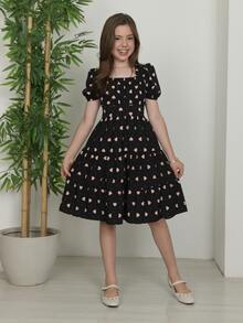 Girls' Dress With Heart Print For Pre-Teen And Teenage Girls, Navy Blue, Pink, Black, Red, Sizes 10, 12, 14, 16. Short Sleeves With Bow At The Back, Flared Midi Style, Comfortable, Lightweight, Soft Fabric, Elegant, , Perfect For Birthdays, Parties, Graduations, Events, Christmas, Children's Day, Casual Outings, Modern Gift, With Layered Skirt, Charming Design, Gathered Detail At The Bust And Back, Perfect Fit, Kids' Fashion, Delicate Look, Decorative Bow At The Back, White Heart Print, Loose-Fitting Dress, Comfortable, Great Fit And Beautiful Drape, Ideal For Photos And Special Moments, Fashion For Children And Teenagers,  And Stylish Model, Ideal For Gifting To Someone You Love, Dress For Various Occasions, Printed With Hearts, Puff Sleeves, Straight Neckline, Tie Closure, Versatile Dress, Comfortable, Excellent Quality, Ready For Delivery. - màu đen - Xem 4
