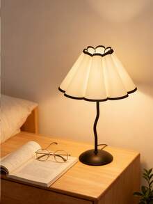 1个USB供电的现代复古风格创意高端简约装饰灯，适用于卧室床头柜、书桌装饰