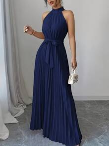 这是一款时尚的露肩吊带连衣裙，专为具有夏季设计感的女性打造。它采用收腰设计，饰有蕾丝、褶裥和宽松飘逸的裙摆。 - 藍色 - 查看 2