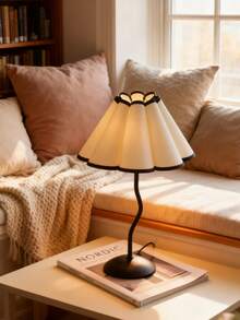 1个USB供电的现代复古风格创意高端简约装饰灯，适用于卧室床头柜、书桌装饰