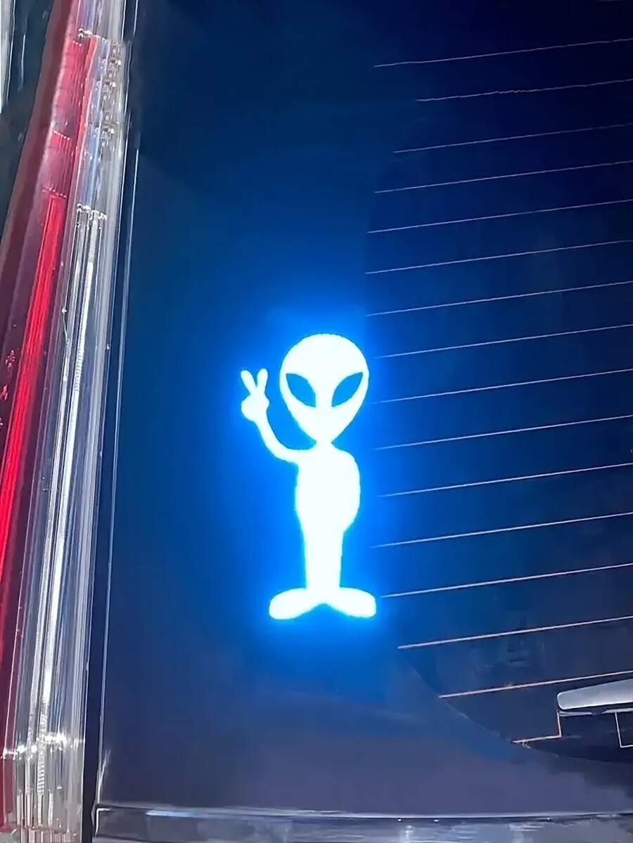 这款外星人主题高反光车贴，融合了和平标志和未来主义奇幻元素，采用优质乙烯基材料制成，防水防晒，为您的爱车增添前卫艺术气息。它是夜间行车安全的守护者。防水车贴，汽车配件 - 彩色 - 查看 1