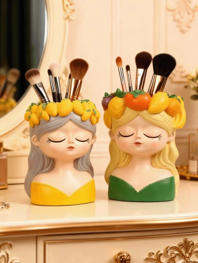 一款创意十足的仙女主题化妆刷收纳盒，适用于梳妆台、眼影和眉笔，是小女孩的理想之选。它也是一款奢华高端的办公装饰品，少女心满满的桌面收纳盒，是送给女孩的绝佳礼物，尤其适合冬季、家居装饰、婚礼装饰、首饰盒、派对装饰、情人节和生日等场合。此外，它也是房间装饰的理想之选。