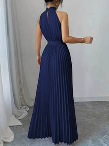 这是一款时尚的露肩吊带连衣裙，专为具有夏季设计感的女性打造。它采用收腰设计，饰有蕾丝、褶裥和宽松飘逸的裙摆。 - 藍色 - 查看 5