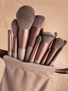 13件套化妆刷套装，柔软蓬松，专业化妆粉底刷、散粉刷、眼影刷、晕染刷，含化妆包和化妆海绵，是送给化妆新手的美妆礼物。棕色系随机颜色。化妆工具采用柔软纤维材质，方便携带，是旅行的理想之选。套装包含散粉、高光、修容、定妆粉等多种化妆工具，适合化妆新手使用。产品特点：粉底刷、高光刷、修容刷、定妆粉 ... - 彩色 - 查看 2