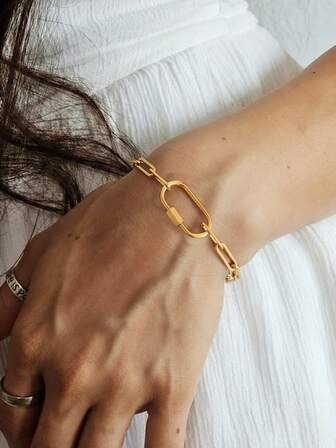 1条不锈钢男士手链，尺寸可调节，简约优雅，个性化戒指扣设计，链条连接顺滑，时尚百搭，适合日常、聚会、通勤等场合佩戴。