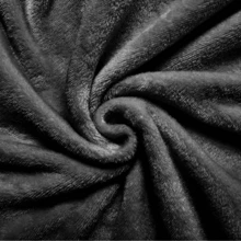 Manta de franela lisa + Cálida y cómoda + Disponible en 3 tamaños / Ideal para dormitorios y salones / Perfecta para relajarse + Material de poliéster + Suave y agradable al tacto + Versátil para múltiples entornos + Fácil de guardar + Práctico artículo para el hogar - Negro - Ver 6