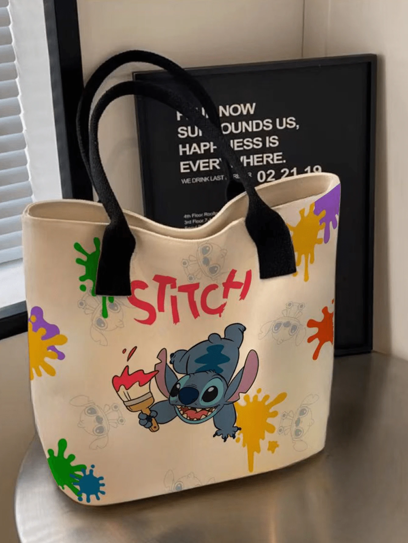 Túi vải tote  Stitch, họa tiết sơn nhiều màu, chữ "STITCH" in đậm, đế màu be + dây đeo vai rộng màu đen, dung tích lớn, nhẹ, dễ mang theo, dành cho bé gái tuổi teen/phụ nữ trẻ/người hâm mộ , sử dụng hàng ngày/đi học/mua sắm/đi làm, quà tặng lý tưởng cho sinh nhật/ngày lễ dành cho những người đam mê Stitch